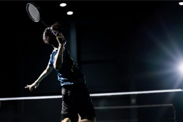 What is a Smash Shot in Badminton (how to hit it & when to use it)